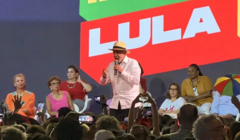Lula defende fim da escala 6×1 e faz aceno às mulheres em ato em BH