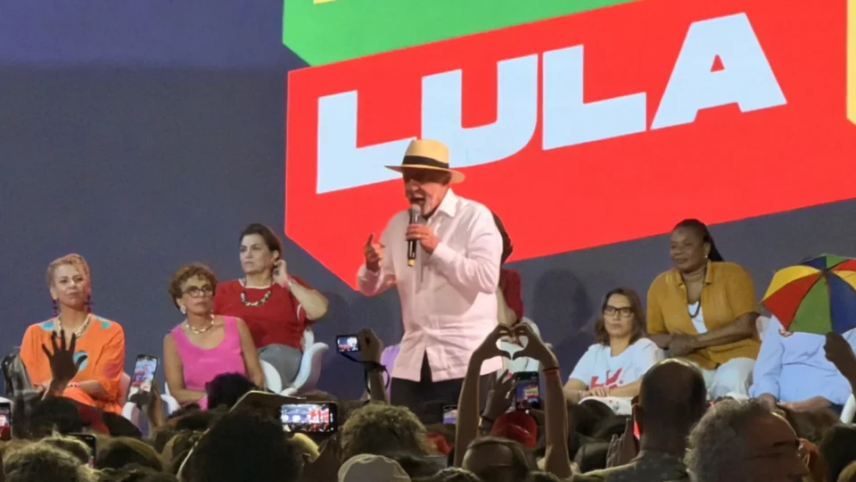 Lula defende fim da escala 6×1 e faz aceno às mulheres em ato em BH