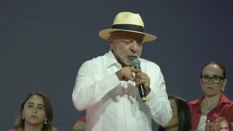 “Rico vota no rico”: Lula critica eleitores de baixa renda que apoiam candidatos ricos