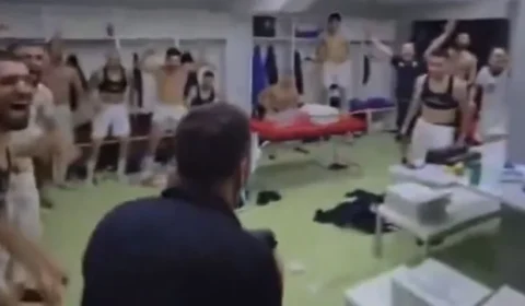 Presidente viraliza ao distribuir dinheiro no vestiário antes de jogo