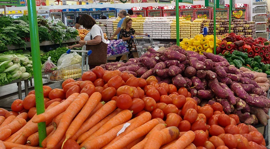 Preços de alimentos ajudaram a segurar a inflação em julho, com destaque para as quedas do tomate, da batata-inglesa e da cenoura.