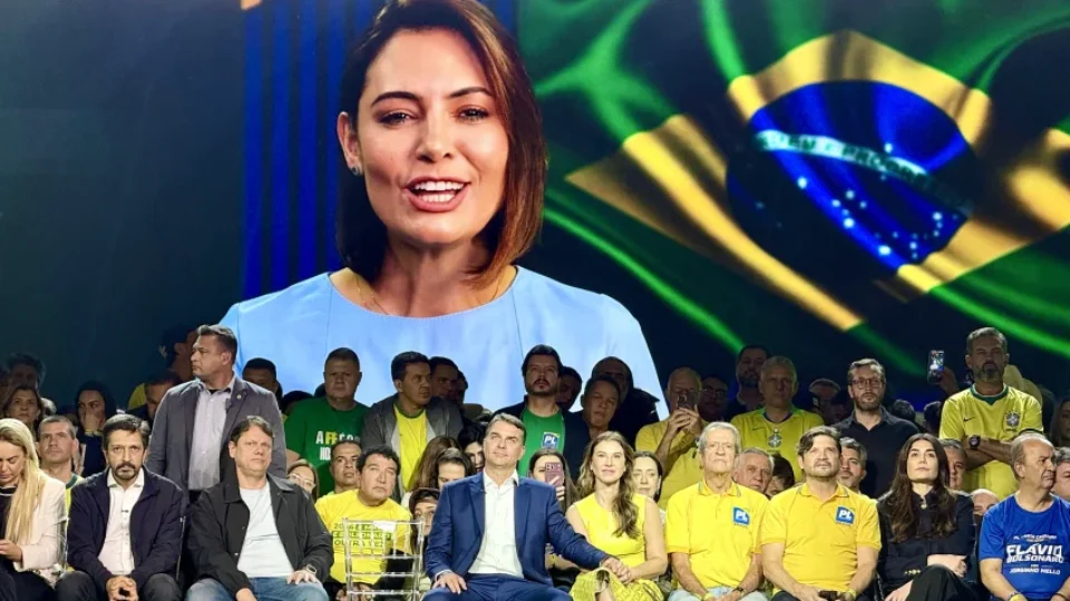 Michelle Bolsonaro antes e depois: aposta contra Flávio em 2026