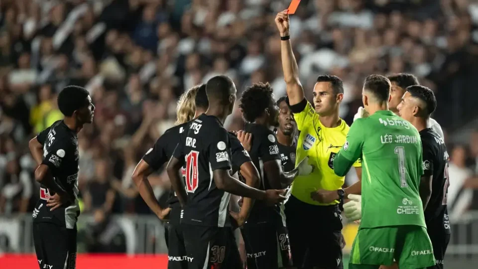 Vasco vence Vitória e abre vantagem nas quartas da Copa