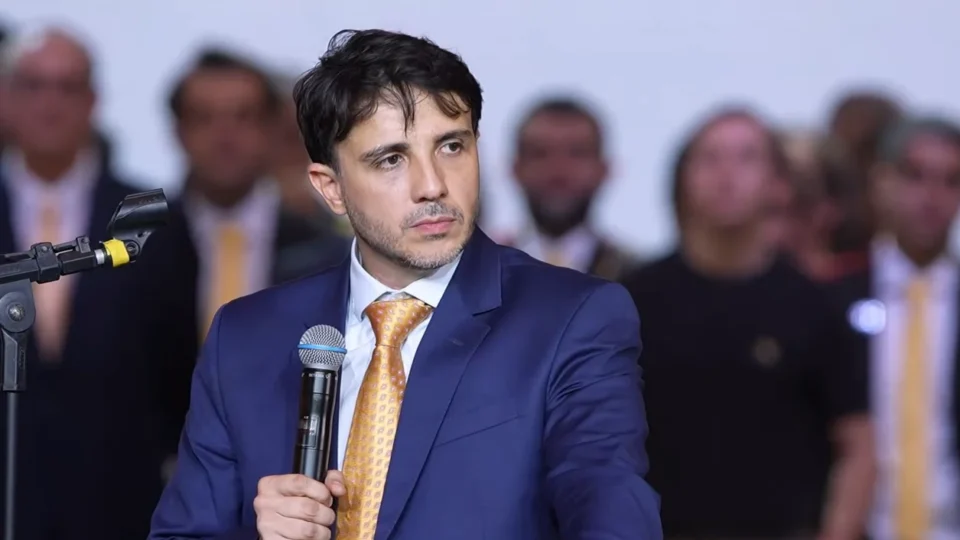 Renan Santos alerta para ‘venezuelização’ do Brasil e critica alternativas de Lula e Flávio Bolsonaro
