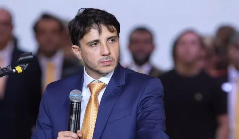 Renan Santos desafia Flávio Bolsonaro para debate e oferece apoio se perder
