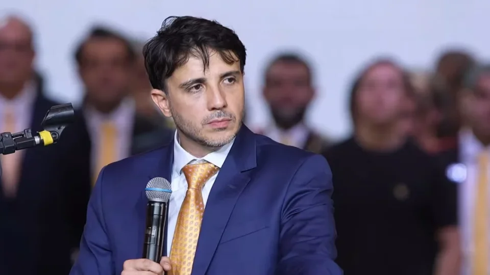 Renan Santos desafia Flávio Bolsonaro para debate e oferece apoio se perder