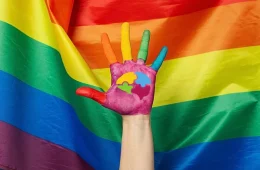 Jovens LGBTQIA+ têm maior uso de serviços de saúde mental, aponta estudo