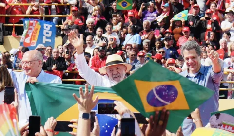 “Na ditadura, me deixaram ir ao enterro da minha mãe. Na democracia, não pude ver o do meu irmão”: lula compara prisões