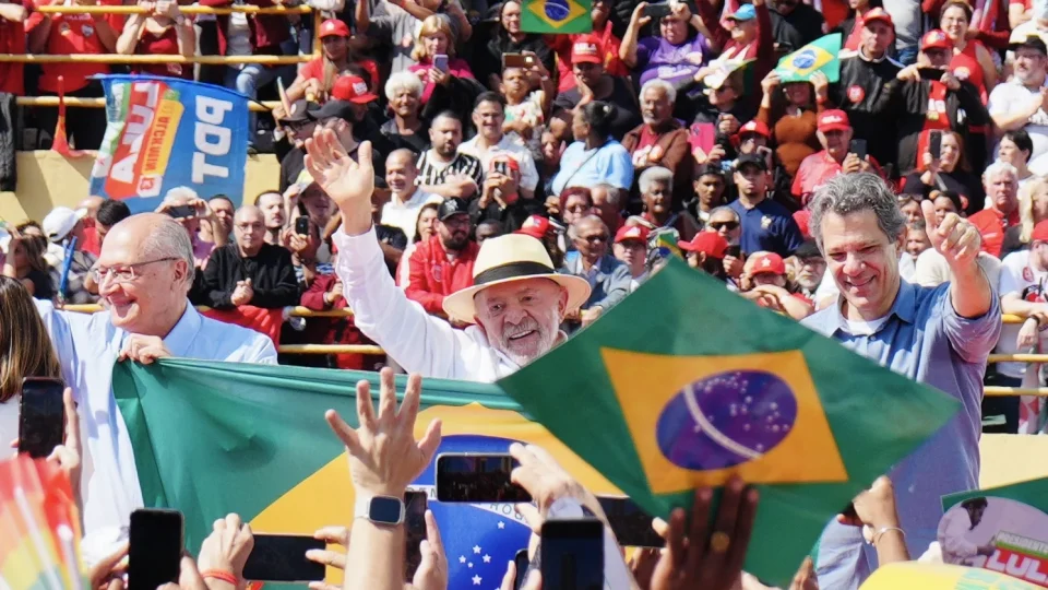 “Na ditadura, me deixaram ir ao enterro da minha mãe. Na democracia, não pude ver o do meu irmão”: lula compara prisões