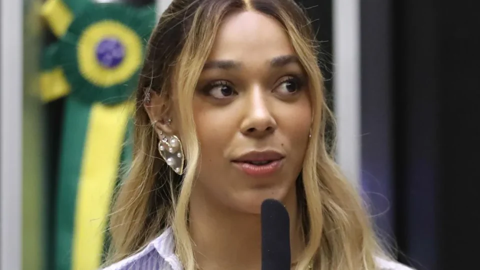 PGR arquiva denúncia contra Erika Hilton e assessores que também atuam como maquiadores