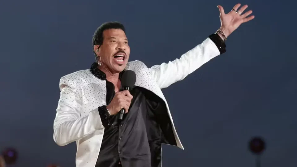 Lionel Richie é internado na UTI após show nos EUA e preocupa fãs