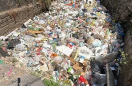Moradores cobram solução para igarapé tomado por lixo e risco de desabamento em Manaus