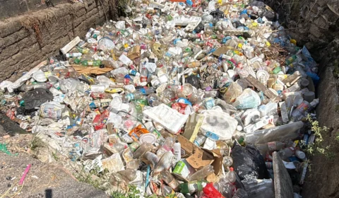 Moradores cobram solução para igarapé tomado por lixo e risco de desabamento em Manaus
