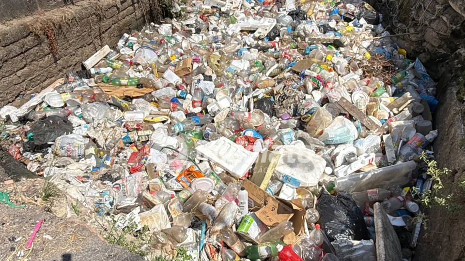 Moradores cobram solução para igarapé tomado por lixo e risco de desabamento em Manaus