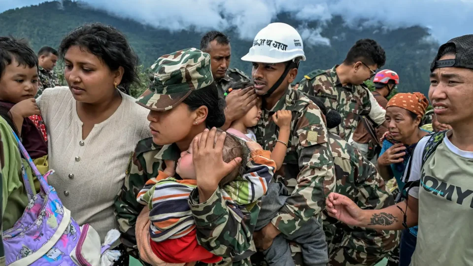 Número de mortos após enchentes e deslizamentos entre Nepal e Tibete passa de 540