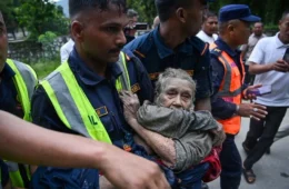 Vídeos mostram resgate dramático após enchentes que devastaram o Nepal