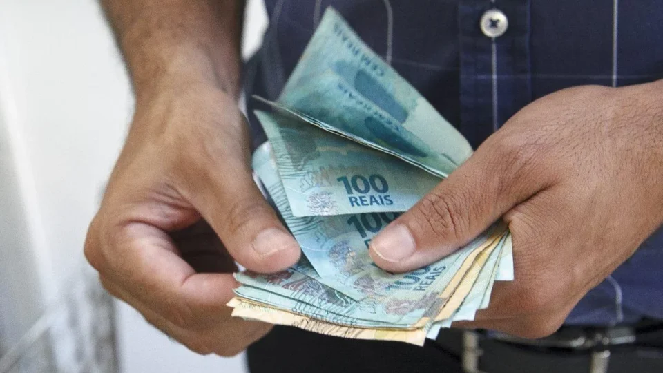 Salário mínimo pode chegar a R$ 1.741 em 2027; governo eleva previsão