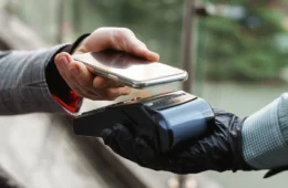 Banco terá que devolver quase R$ 100 mil a cliente após furto de celular em MG
