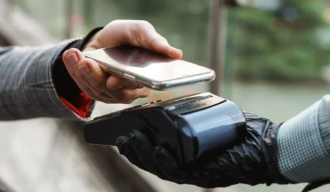 Banco terá que devolver quase R$ 100 mil a cliente após furto de celular em MG