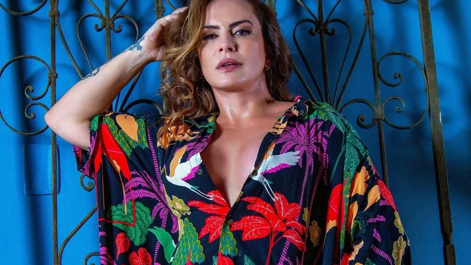 Núbia Oliiver revela reação do pai após ensaio nu: “Até hoje ele não toca no assunto”