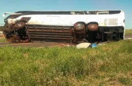 Ônibus tomba após batida com carro no Paraná e deixa mais de 40 feridos