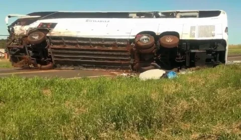 Ônibus tomba após batida com carro no Paraná e deixa mais de 40 feridos