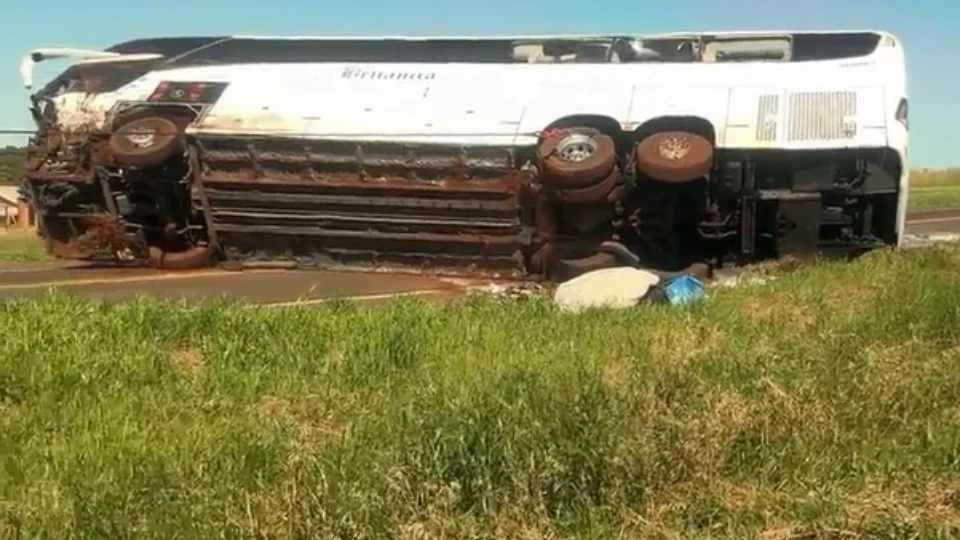 Ônibus tomba após batida com carro no Paraná e deixa mais de 40 feridos