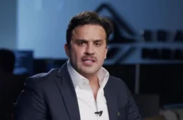 Pablo Marçal perde a paciência em entrevista, faz gesto obsceno e jornalista reage