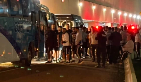 Franclim Carvalho volta ao Rio sob protestos da torcida no aeroporto
