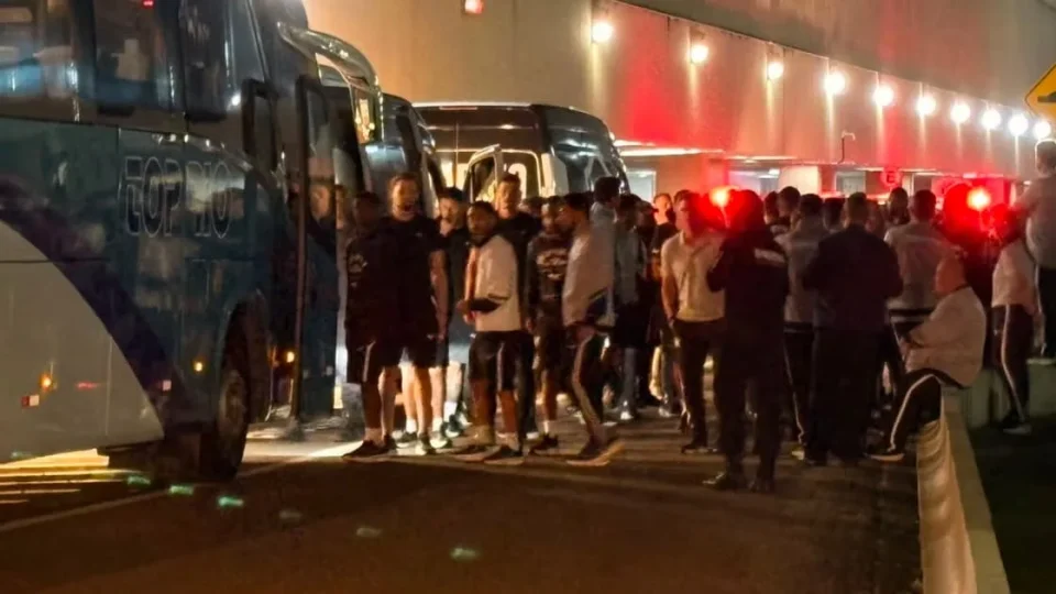 Franclim Carvalho volta ao Rio sob protestos da torcida no aeroporto