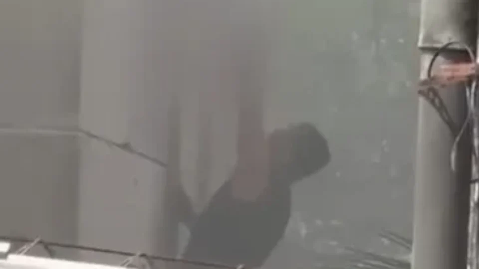 Bebê é resgatado pela janela durante incêndio em prédio na Zona Norte de Manaus