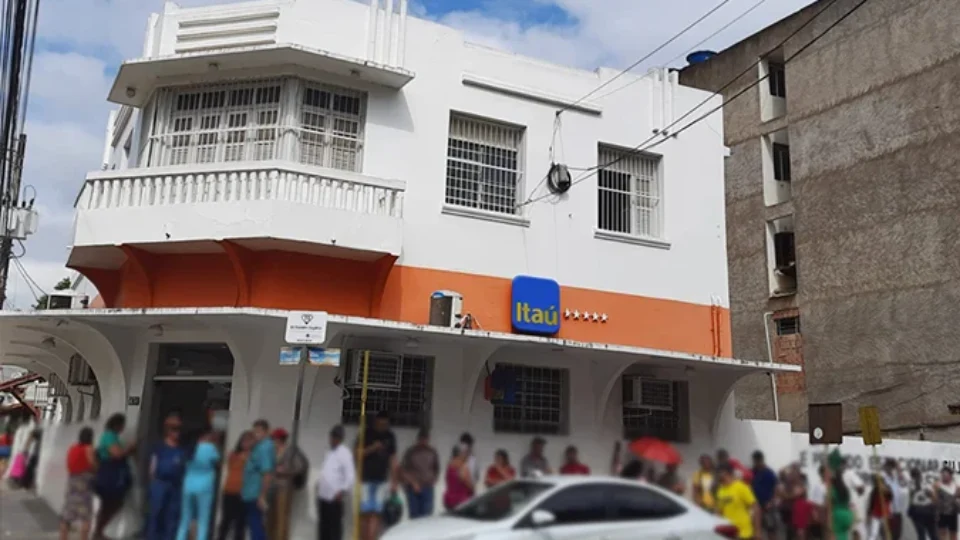 Filas, sol e falta de estrutura: MP cobra R$ 12,5 milhões de banco em MG