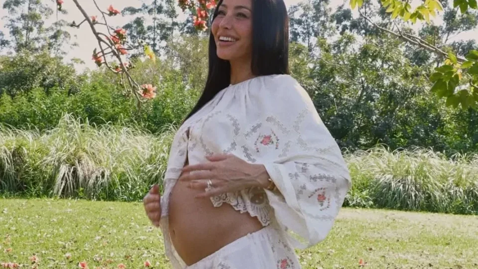 Sabrina Sato vai do vermelho poderoso ao boho chic e surpreende com looks opostos