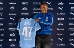 Sacha Lewis assina com City e estreia no time principal