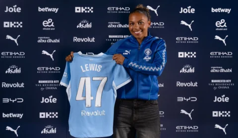 Sacha Lewis assina com City e estreia no time principal