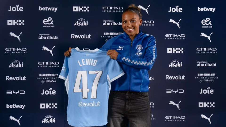Sacha Lewis assina com City e estreia no time principal