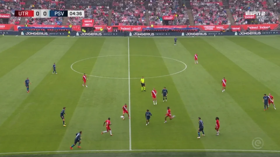 Noah Fernandez domina meio-campo do PSV na Eredivisie 2026