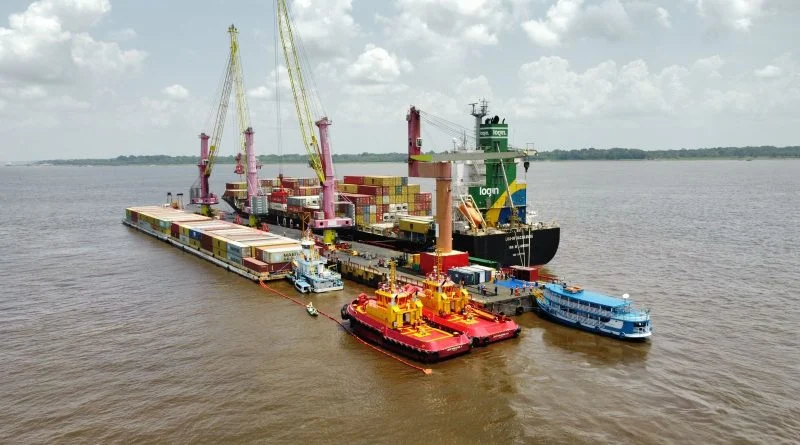 A cobrança ocorre tradicionalmente durante períodos de estiagem mais severa, quando a redução da profundidade dos rios limita a circulação das embarcações, exige mudanças nas operações e pode aumentar o tempo necessário para o transporte das cargas.