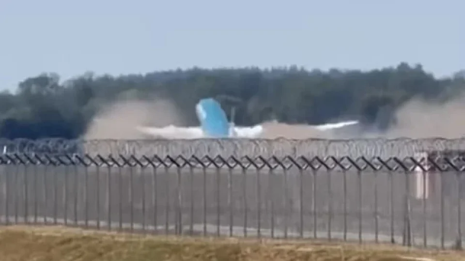 Boeing 787 decola fora da pista em Munique, raspa a cauda e retorna ao aeroporto