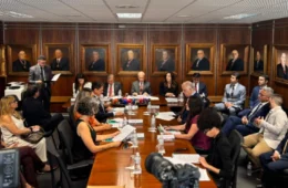 Rivais na disputa, Tarcísio e Márcio França selam pacto pela democracia em SP