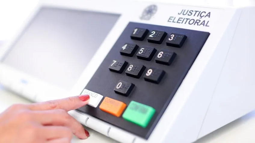 Desconfiança nas urnas desafia eleição eletrônica