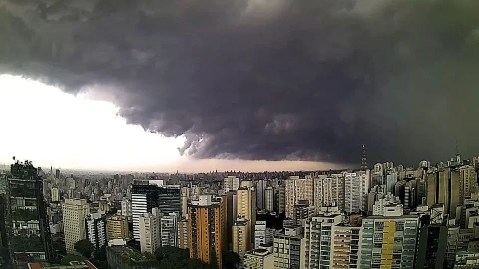 São Paulo entra em alerta para ventos de até 100 km/h, temporais e tempestade de poeira