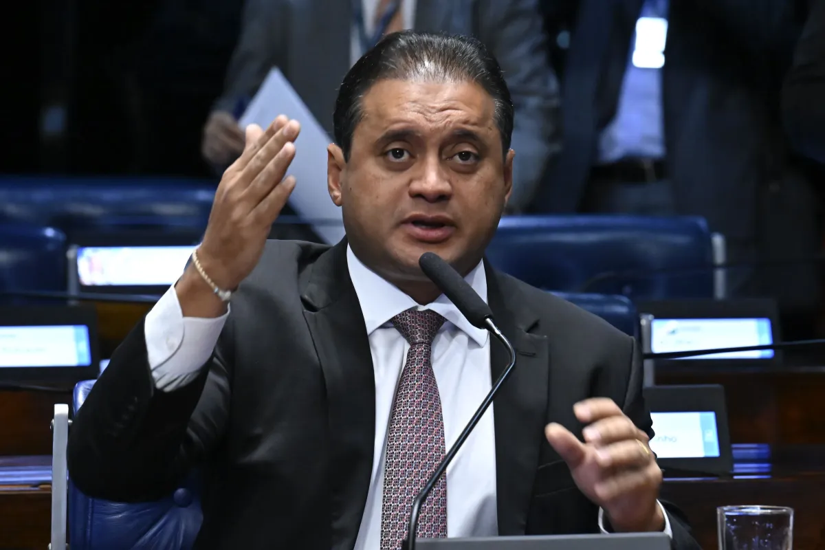 Dados extraídos do celular do senador escancararam a intimidade e a troca de favores com o magistrado