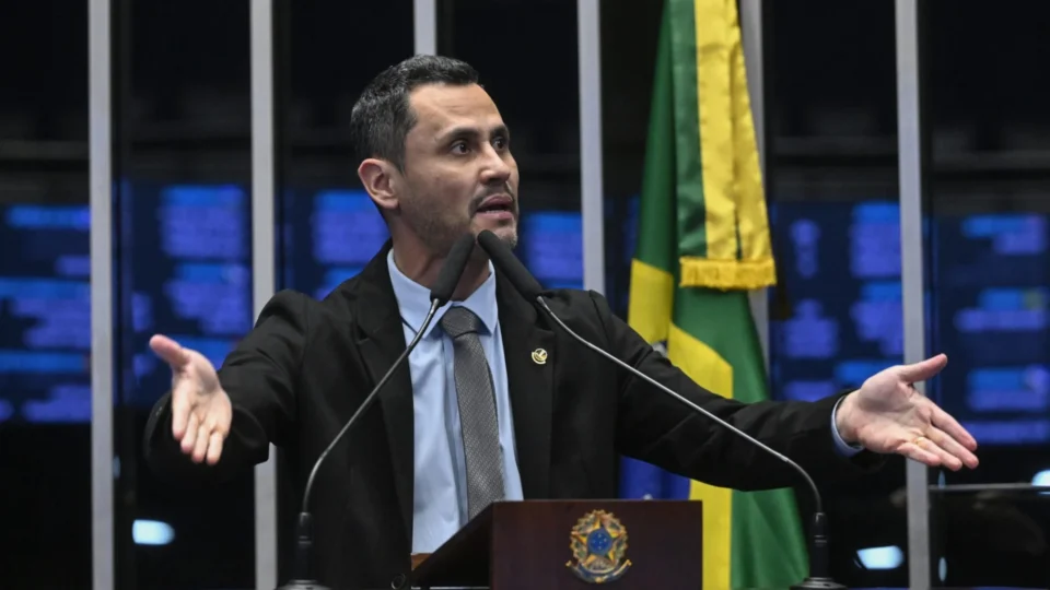 Cleitinho diz que apoio de nomes do PT e do PL mostra que não é extremista