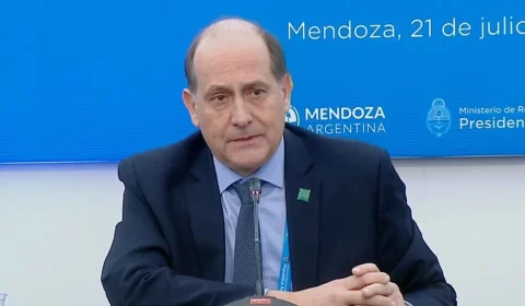 Brasil rebaixa relação e Argentina retira embaixador após ataques
