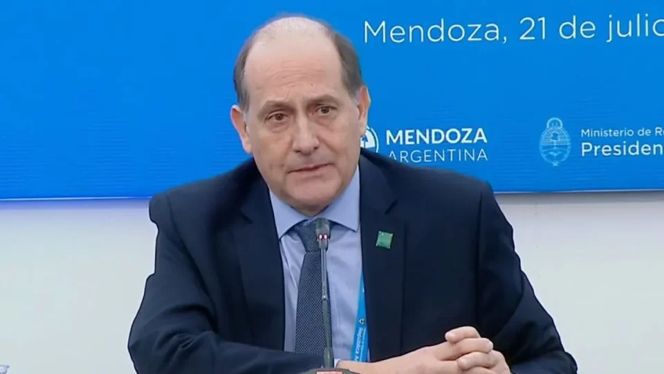 Brasil rebaixa relação e Argentina retira embaixador após ataques