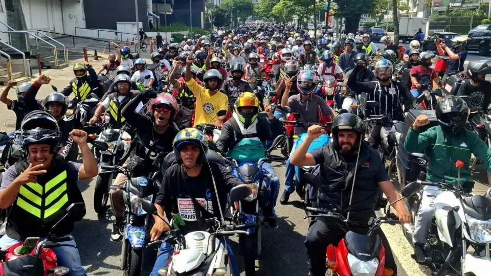 Eles entregam tudo, menos o próprio tempo: a vida na corrida dos entregadores