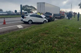 Engavetamento com três veículos fecha faixa da Dutra em São José dos Campos