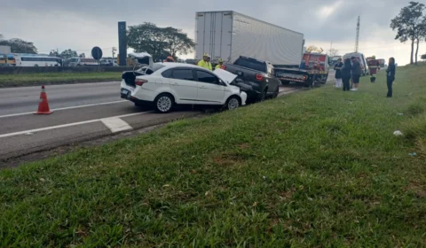 Engavetamento com três veículos fecha faixa da Dutra em São José dos Campos