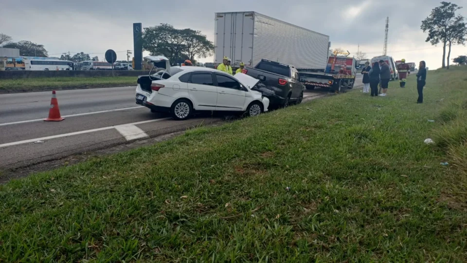 Engavetamento com três veículos fecha faixa da Dutra em São José dos Campos